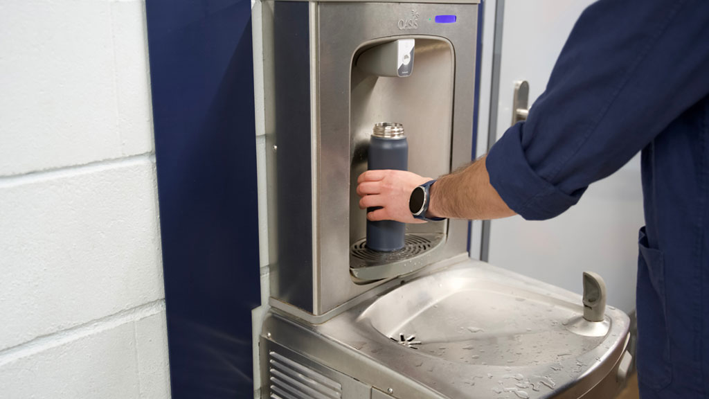 Collaborateurs lors d'une pause café près d'une fontaine à eau en entreprise